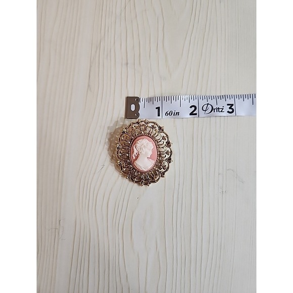 VINTAGE GOLD TONE CAMEO SCARF CLIP/BROOCH - Picture 3 of 4